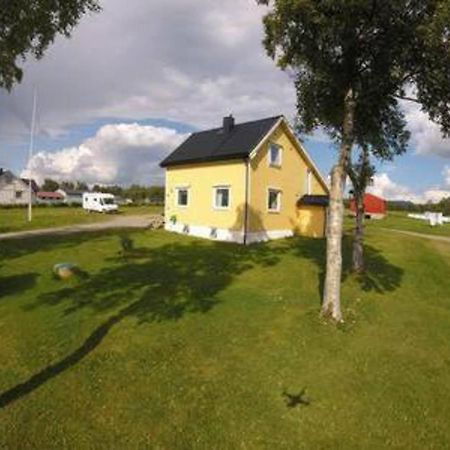 1 Room In The Yellow House, Close To Airport & Lofoten Evenskjer المظهر الخارجي الصورة