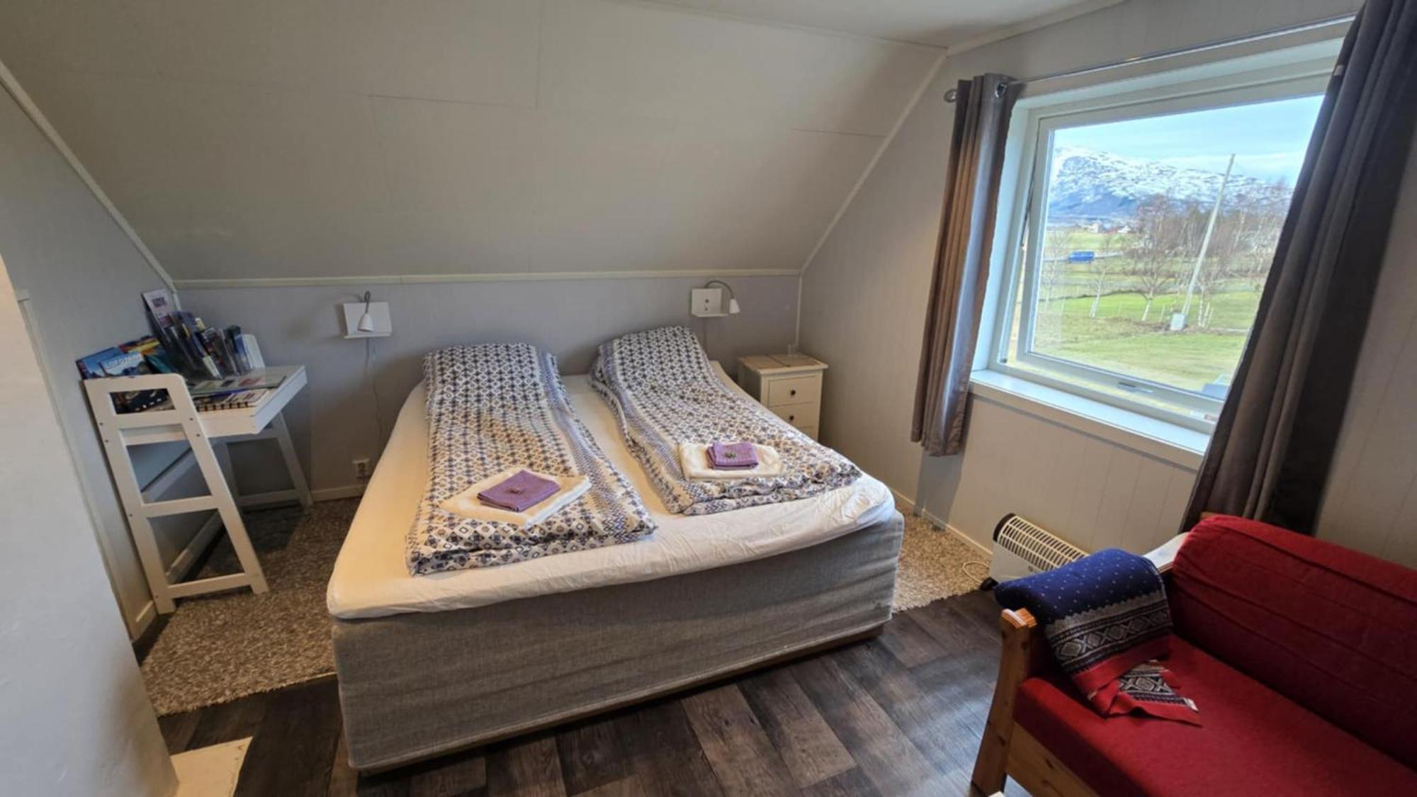 1 Room In The Yellow House, Close To Airport & Lofoten Evenskjer المظهر الخارجي الصورة