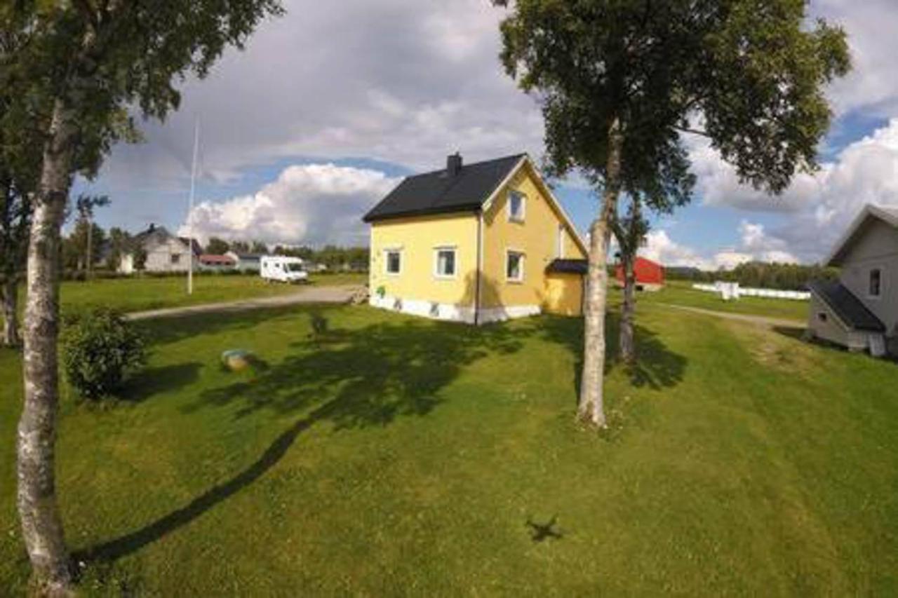 1 Room In The Yellow House, Close To Airport & Lofoten Evenskjer المظهر الخارجي الصورة