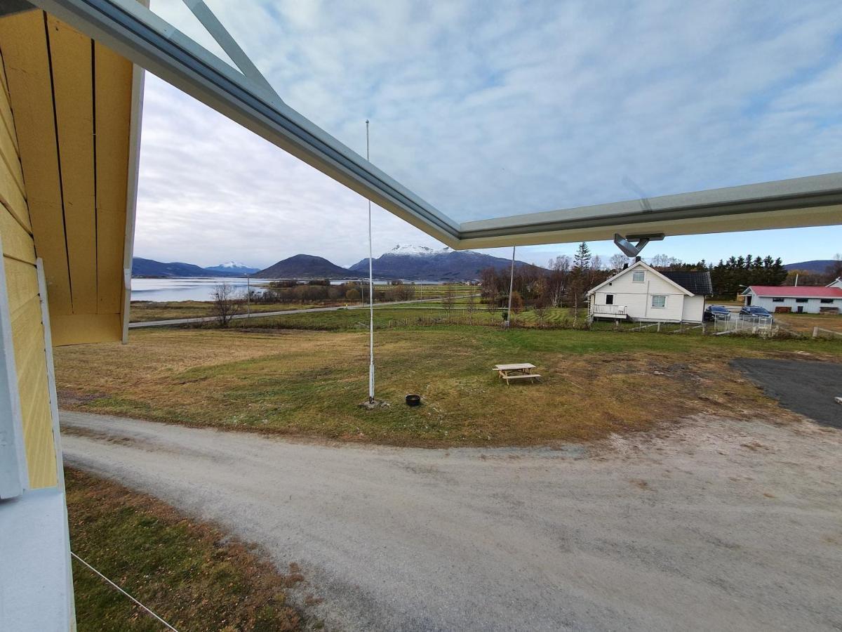 1 Room In The Yellow House, Close To Airport & Lofoten Evenskjer المظهر الخارجي الصورة
