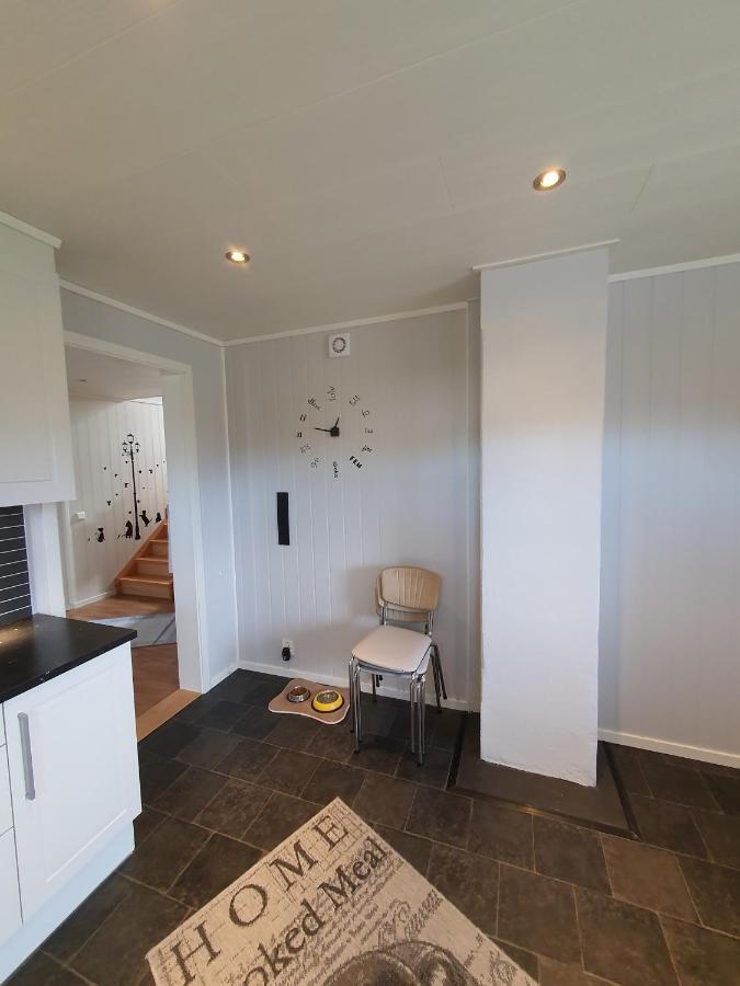 1 Room In The Yellow House, Close To Airport & Lofoten Evenskjer المظهر الخارجي الصورة